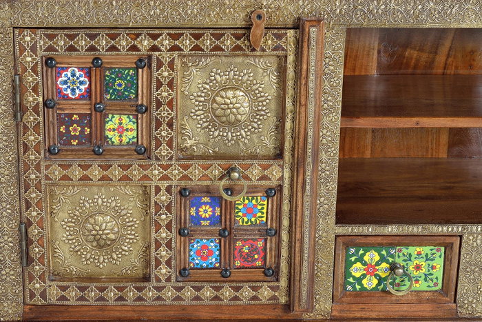 GINER Y COLOMER Mueble televisor de acacia con azulejos y bronce en Cerezo